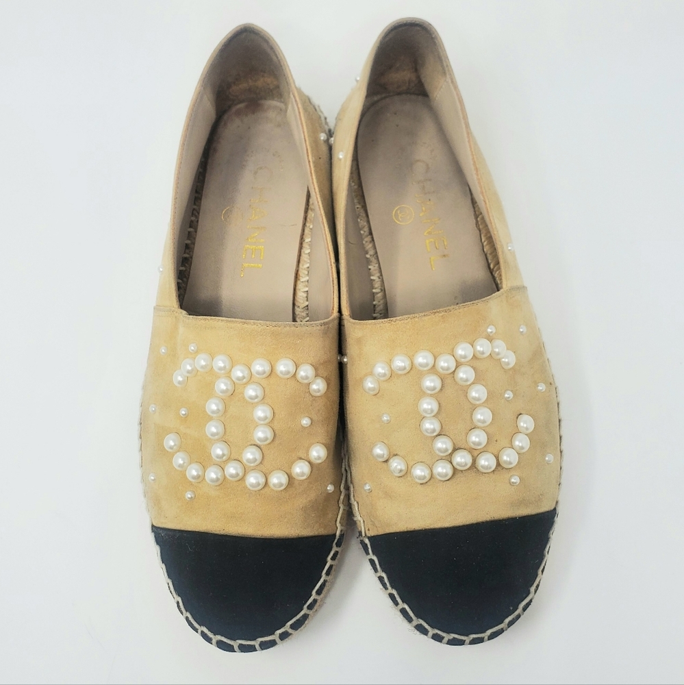 $995 Chanel Pearl Cap Toe Beige Black Suede Espadrille Slides 38